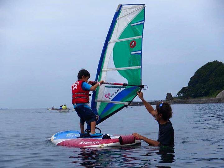 沼津市の海でウィンドサーフィン体験に参加する子供